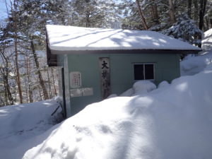 大樽小屋。ベンチは雪の下に埋もれている。